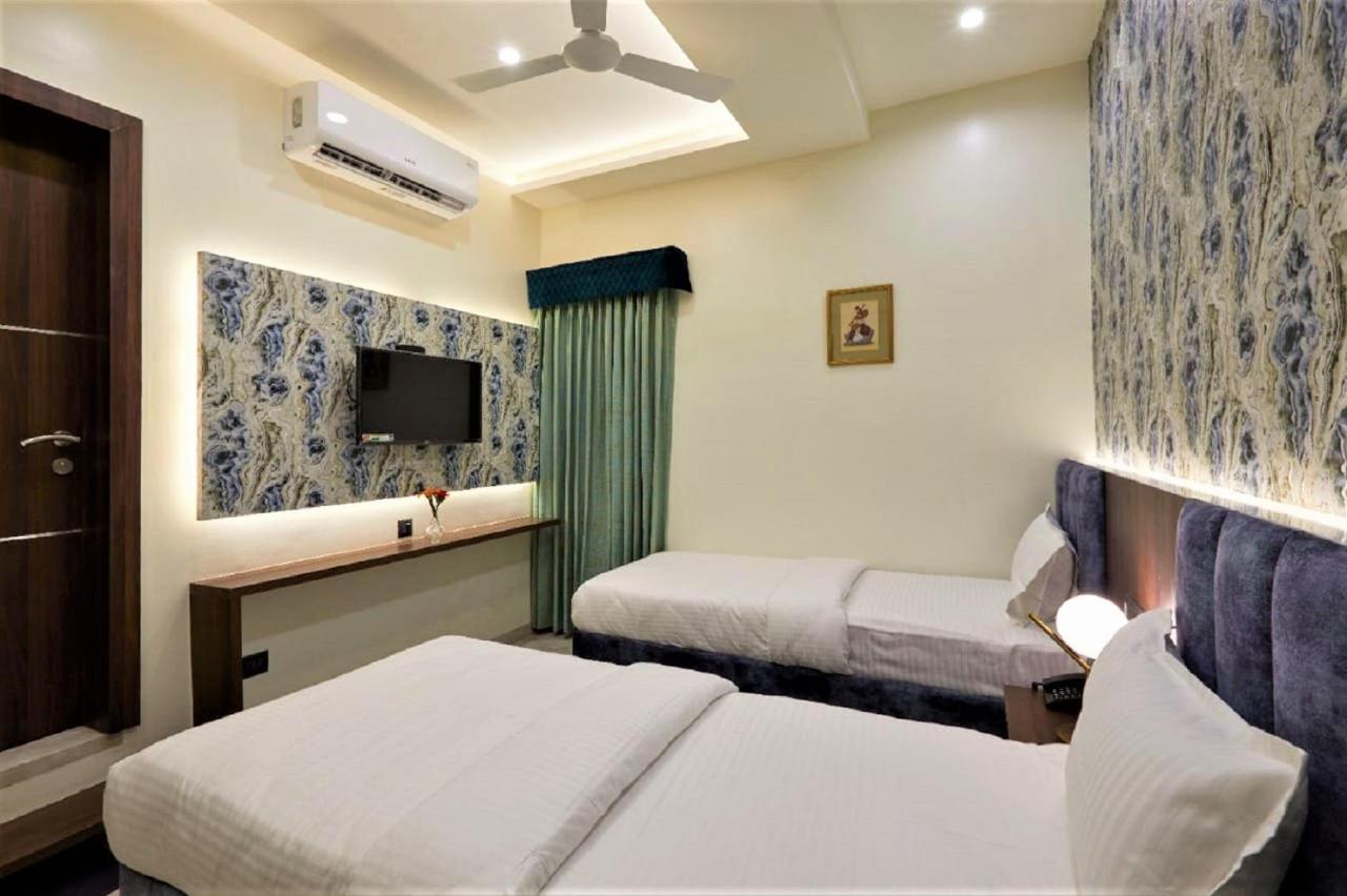 Hotel Rose Gold Ahmednagar Esterno foto